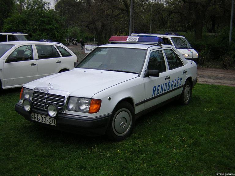 Mercedes E, fotó: Gzozzo pictures
Keywords: rendőrség rendőr rendőrautó magyar Magyarország RB33-20 hungarian Hungary police policecar