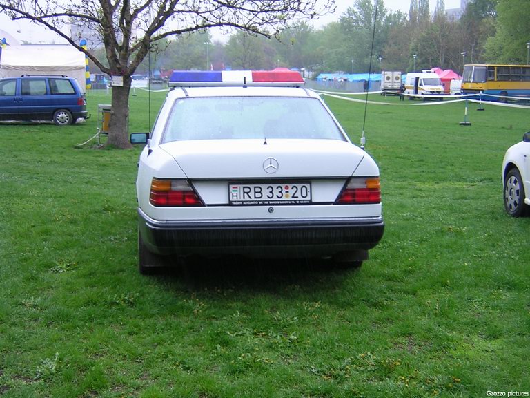 Mercedes E, fotó: Gzozzo pictures
Keywords: rendőrség rendőr rendőrautó magyar Magyarország RB33-20 hungarian Hungary police policecar