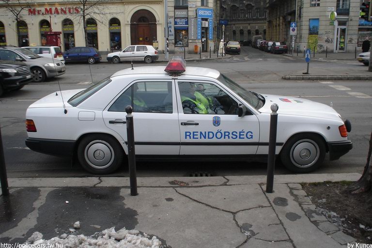 Mercedes E, fotó: Kunca
Keywords: rendőrség rendőr rendőrautó magyar Magyarország RB33-22 hungarian Hungary police policecar