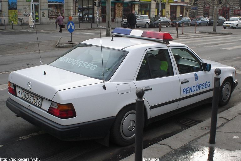 Mercedes E, fotó: Kunca
Keywords: rendőrség rendőr rendőrautó magyar Magyarország RB33-22 hungarian Hungary police policecar
