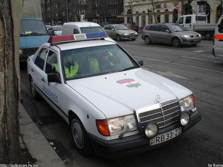 Mercedes E, fotó: Kunca
Keywords: rendőrség rendőr rendőrautó magyar Magyarország RB33-22 hungarian Hungary police policecar