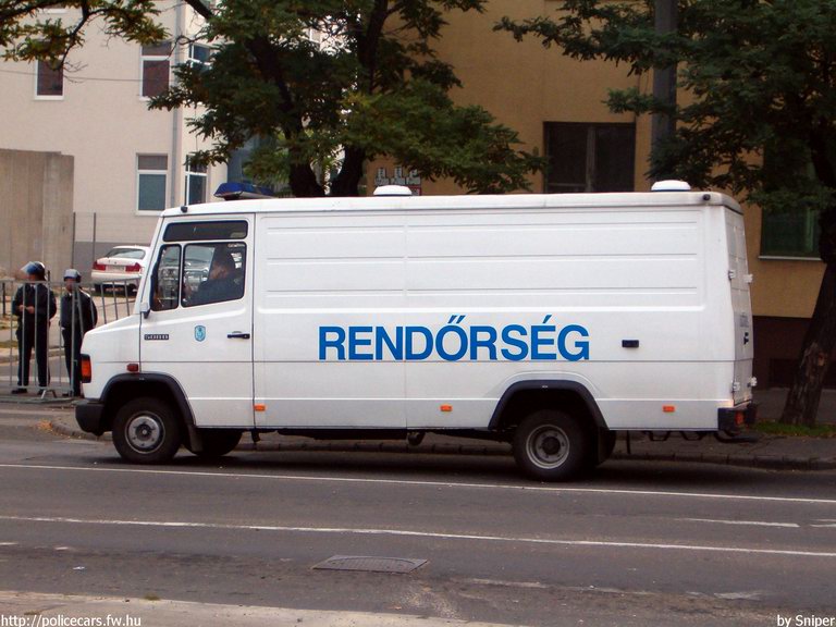 Mercedes 508D, fotó: Sniper
Keywords: rendőrség rendőr rendőrautó magyar Magyarország hungarian Hungary police policecar