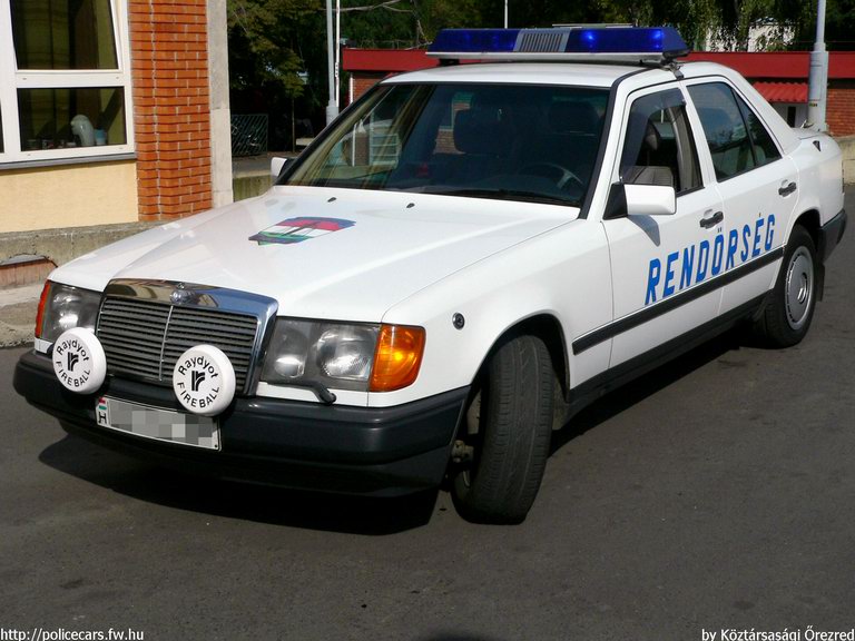 Mercedes E, fotó: Köztársasági Õrezred
Keywords: rendőrség rendőr rendőrautó magyar Magyarország hungarian Hungary police policecar