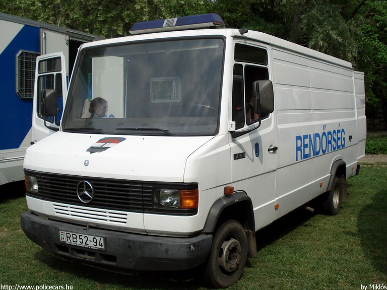 Mercedes 508D, fotó: Norbee
Keywords: rendőrség rendőr rendőrautó magyar Magyarország RB52-94 hungarian Hungary police policecar