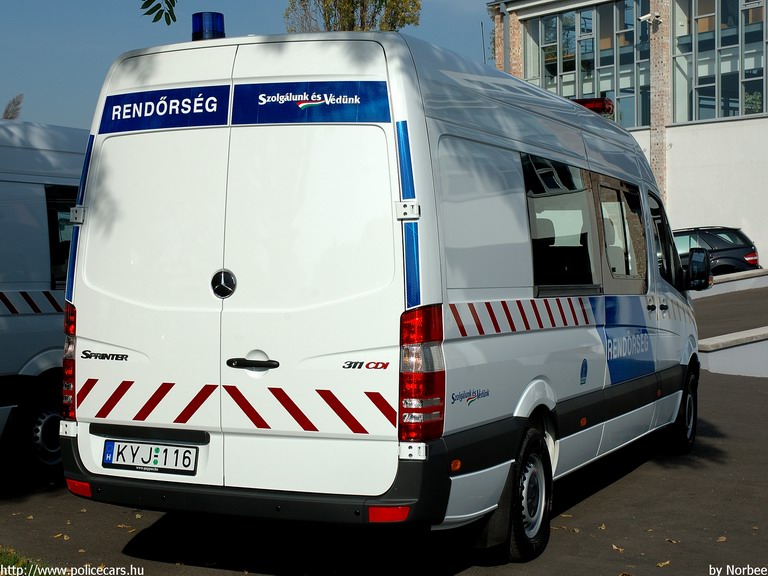Mercedes Sprinter II, fotó: Norbee
Keywords: rendőrség rendőr rendőrautó magyar Magyarország KYJ-116 hungarian Hungary police policecar