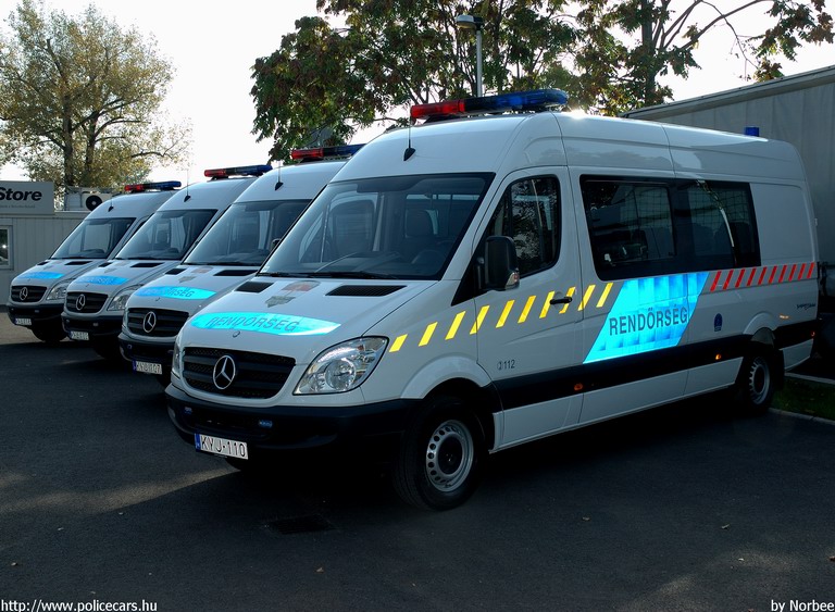 Mercedes Sprinter II, fotó: Norbee
Keywords: rendőrség rendőr rendőrautó magyar Magyarország KYJ-110 KYJ-107 hungarian Hungary police policecar