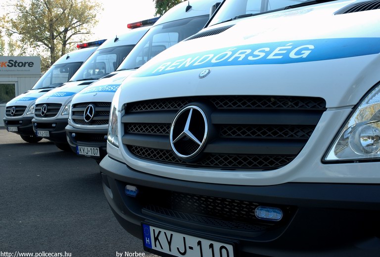 Mercedes Sprinter II, fotó: Norbee
Keywords: rendőrség rendőr rendőrautó magyar Magyarország KYJ-110 KYJ-107 hungarian Hungary police policecar