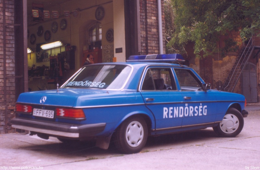 Mercedes-Benz W123, fotó: Steve
Keywords: rendőrség rendőr rendőrautó magyar Magyarország FFV-695 hungarian Hungary police policecar
