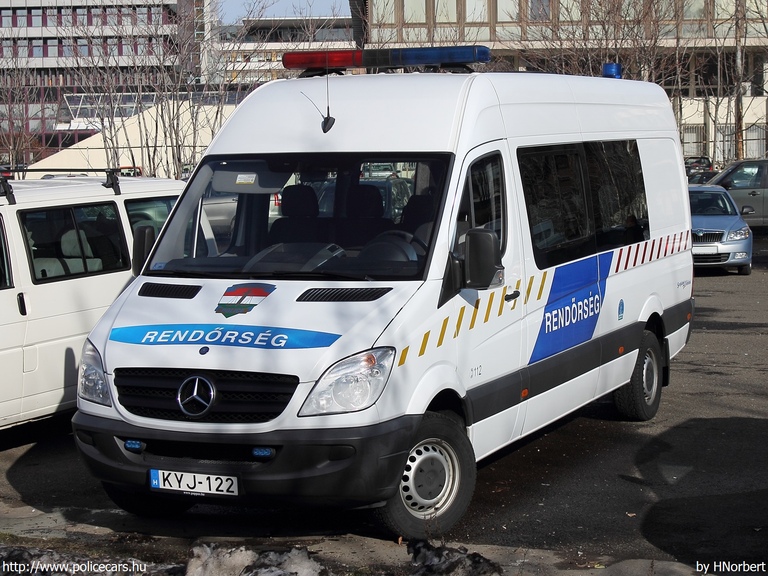 Mercedes-Benz Sprinter II 311 CDI, fotó: HNorbert
Keywords: rendőr rendőrautó rendőrség magyar Magyarország KYJ-122 hungarian Hungary police policecar