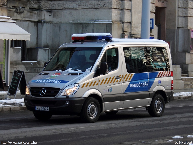Mercedes-Benz Sprinter II 313 CDI, fotó: HNorbert
Keywords: rendőr rendőrautó rendőrség magyar Magyarország MGZ-574 hungarian Hungary police policecar
