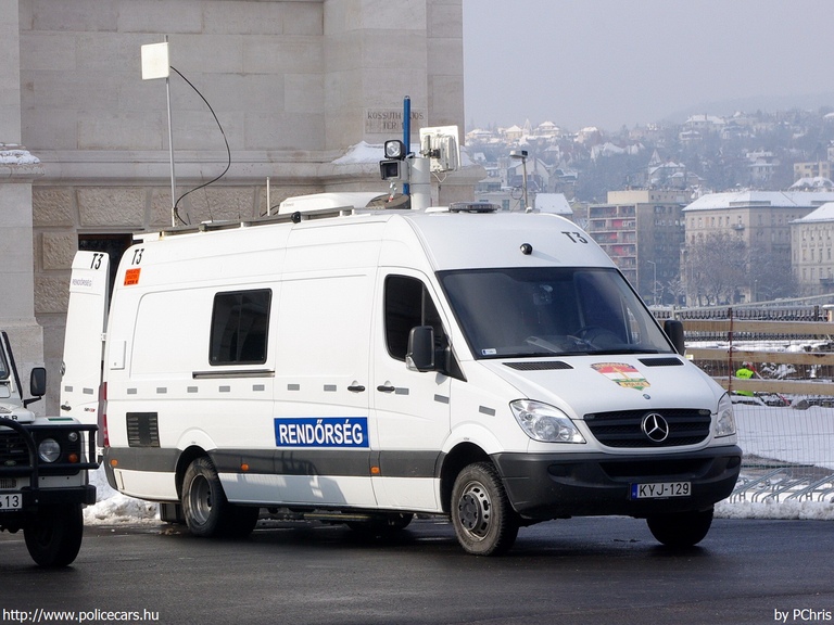 Mercedes-Benz Sprinter II 511 CDI, fotó: PChris
Keywords: rendőr rendőrautó rendőrség magyar Magyarország KYJ-129 hungarian Hungary police policecar