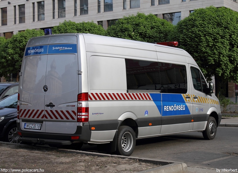 Mercedes-Benz Sprinter II 513 CDI, fotó: HNorbert

Keywords: rendőr rendőrautó rendőrség magyar Magyarország MGZ-618 hungarian Hungary police policecar