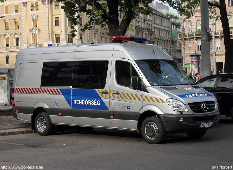 Mercedes-Benz Sprinter II 513 CDI, fotó: HNorbert

Keywords: rendőr rendőrautó rendőrség magyar Magyarország MGZ-618 hungarian Hungary police policecar
