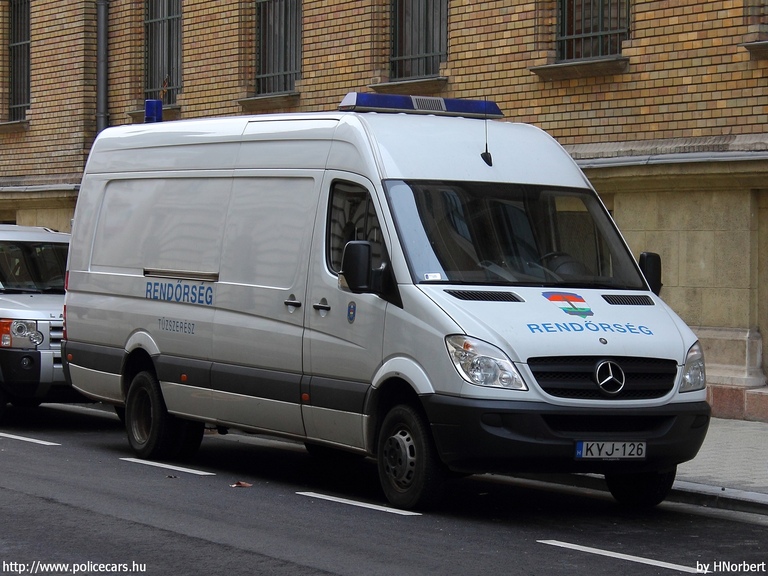 Mercedes-Benz Sprinter II 511 CDI, fotó: HNorbert
Keywords: rendőr rendőrautó rendőrség magyar Magyarország KYJ-126 hungarian Hungary police policecar