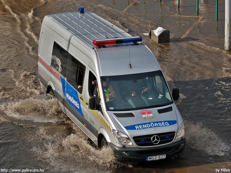 Mercedes-Benz Sprinter II 513 CDI, fotó: MBen
Keywords: rendőr rendőrautó rendőrség magyar Magyarország MGZ-627 hungarian Hungary police policecar