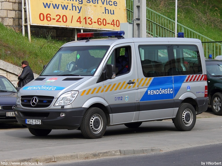 Mercedes-Benz Sprinter II 313 CDI, fotó: HNorbert
Keywords: rendőrség rendőr rendőrautó magyar Magyarország MGZ-575 hungarian Hungary police policecar