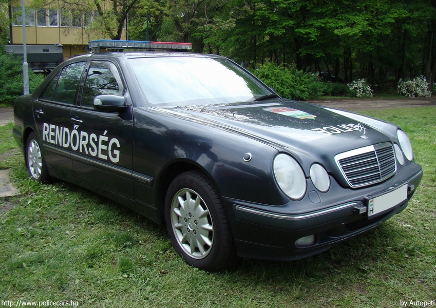Mercedes-Benz E, fotó: Autopeti
Keywords: rendőr rendőrautó rendőrség magyar Magyarország hungarian Hungary police policecar