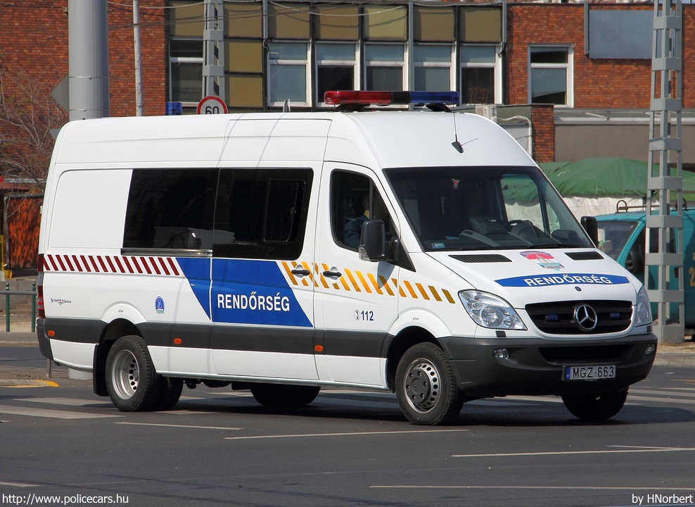 Mercedes-Benz Sprinter II 513 CDI, fotó: HNorbert
Keywords: rendőr rendőrautó rendőrség magyar Magyarország MGZ-663 hungarian Hungary police policecar