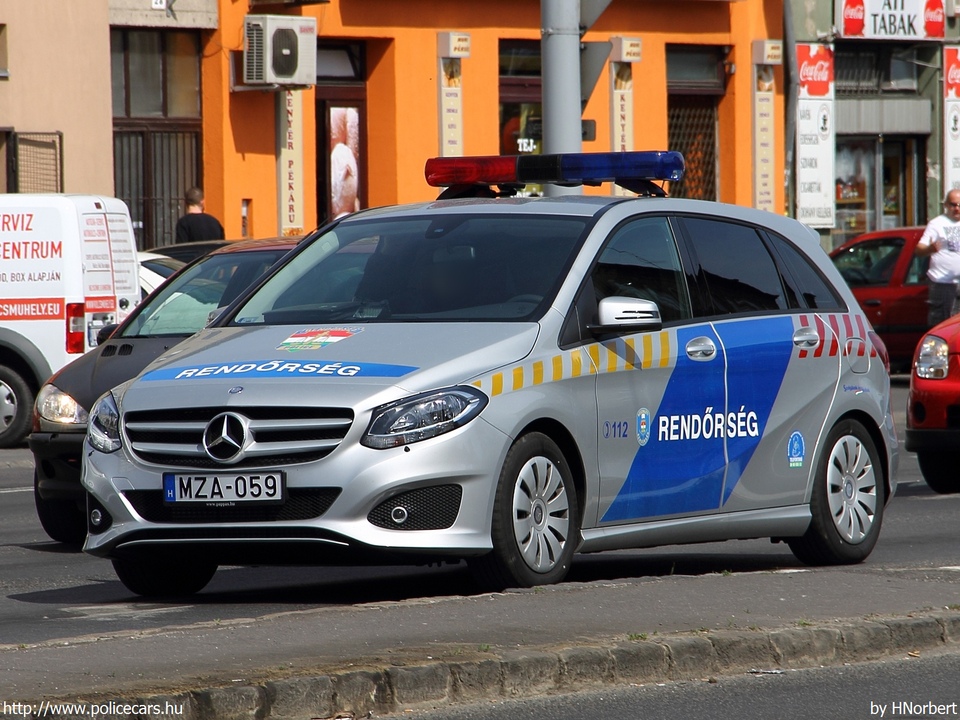 Mercedes-Benz B220 4Matic, fotó: HNorbert
Keywords: rendőr rendőrautó rendőrség magyar Magyarország MZA-059 hungarian Hungary police policecar