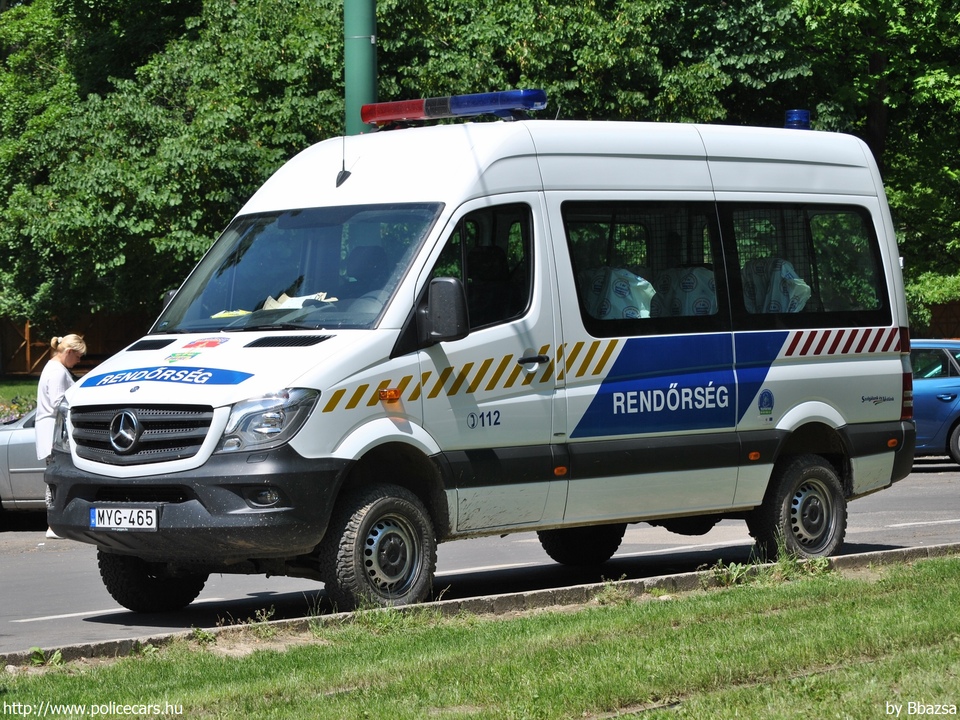 Mercedes-Benz Sprinter II facelift 313 BlueTEC 4x4, fotó: Bbazsa
Keywords: rendőr rendőrautó rendőrség magyar Magyarország hungarian Hungary police policecar MYG-465
