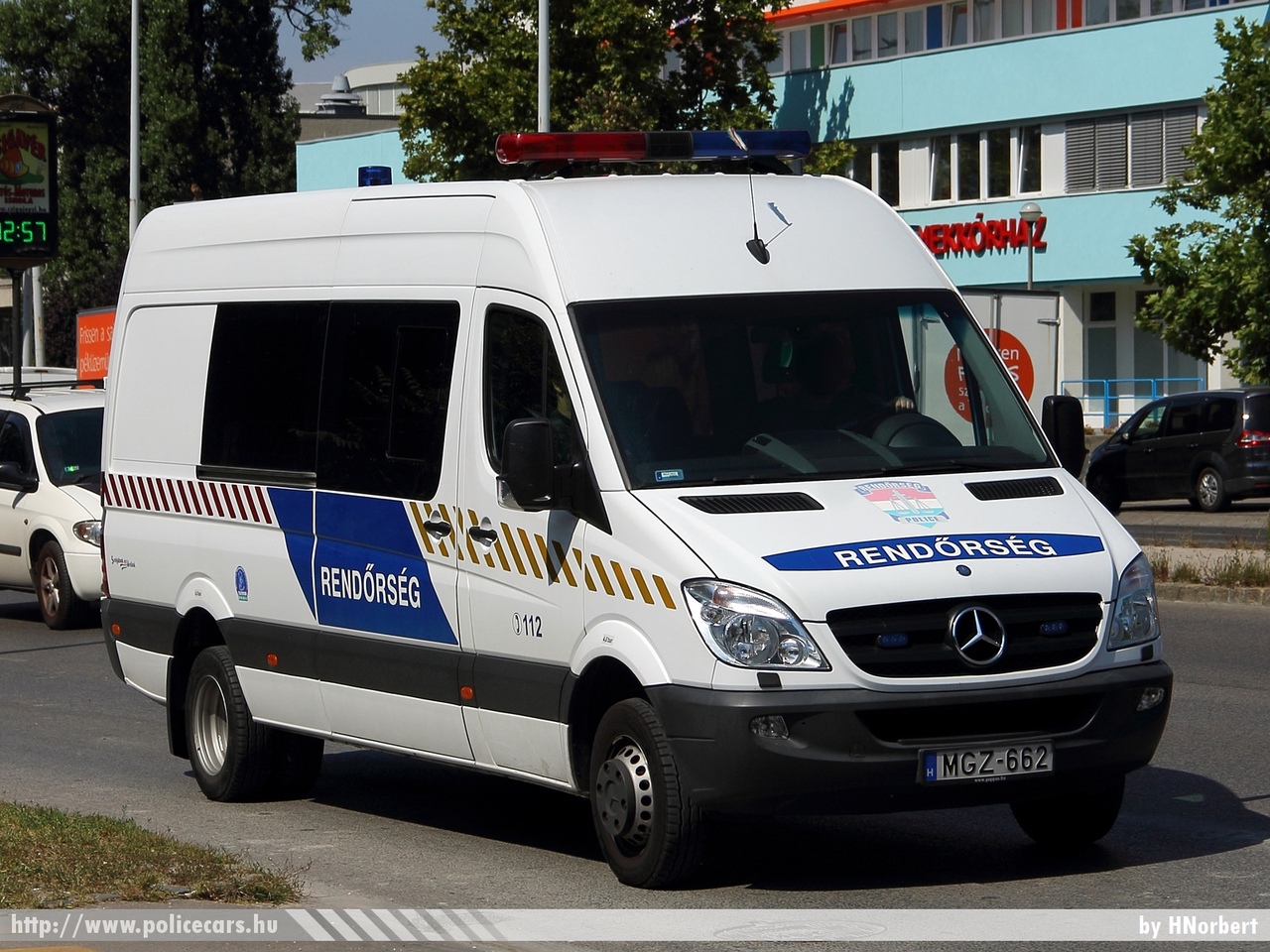 Mercedes-Benz Sprinter II 513 CDI, fotó: HNorbert
Keywords: rendőr rendőrautó rendőrség magyar Magyarország hungarian Hungary police policecar MGZ-662