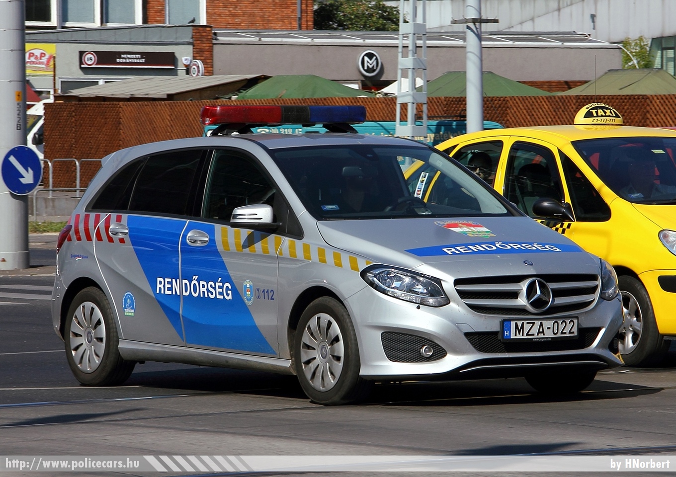 Mercedes-Benz B220 4Matic, fotó: HNorbert
Keywords: rendőr rendőrautó rendőrség magyar Magyarország hungarian Hungary police policecar MZA-022