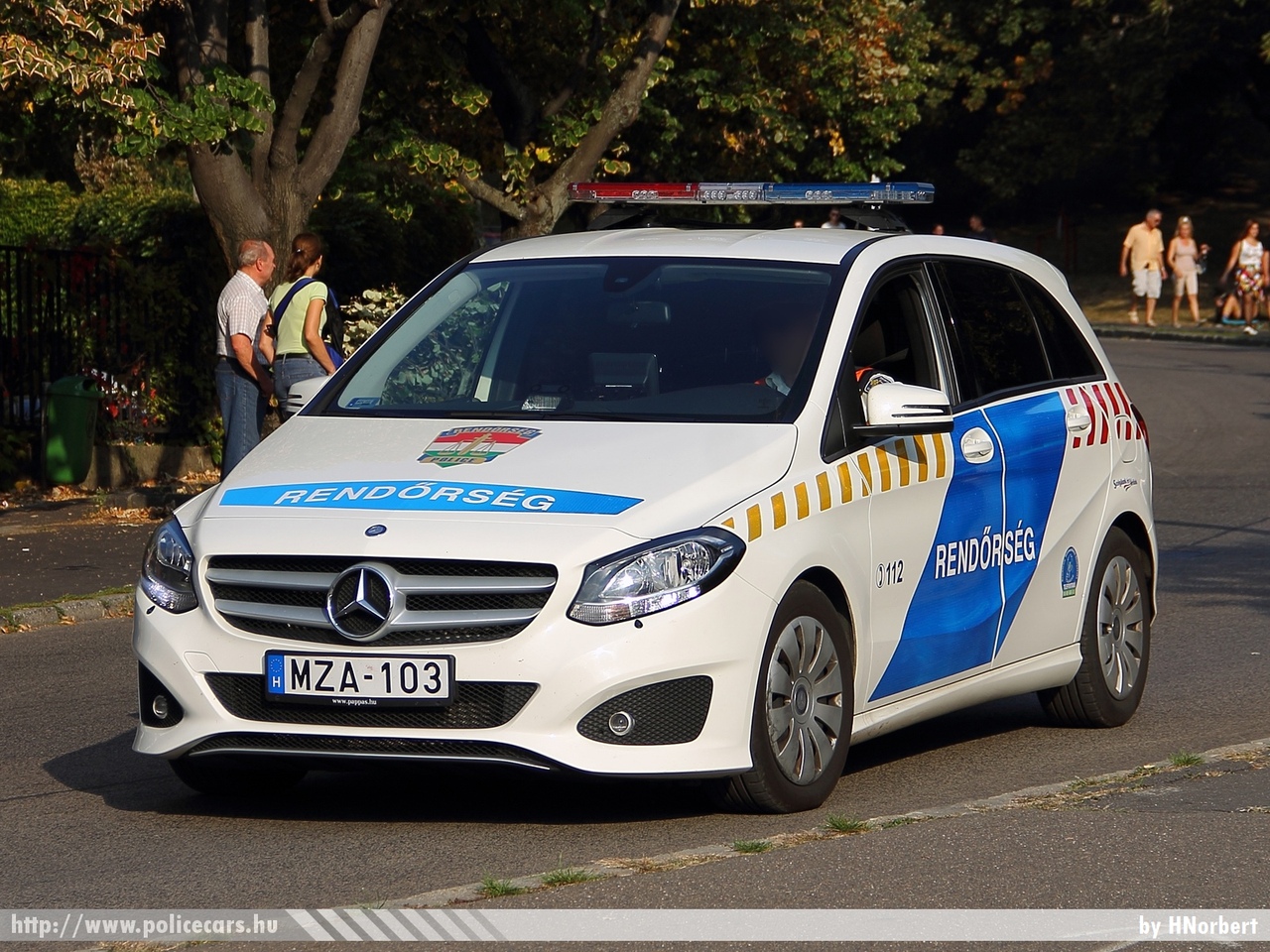 Mercedes-Benz B220 4Matic, fotó: HNorbert
Keywords: rendőr rendőrautó rendőrség magyar Magyarország hungarian Hungary police policecar MZA-103