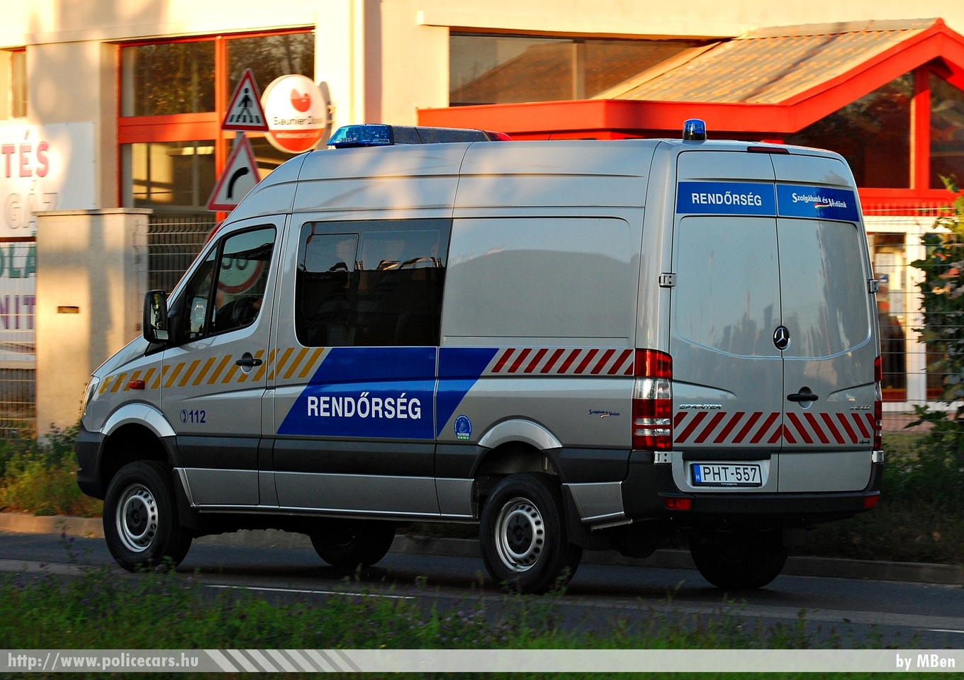 Mercedes-Benz Sprinter II facelift 316CDI  4x4, fotó: MBen
Keywords: rendőr rendőrautó rendőrség magyar Magyarország hungarian Hungary police policecar PHT-557