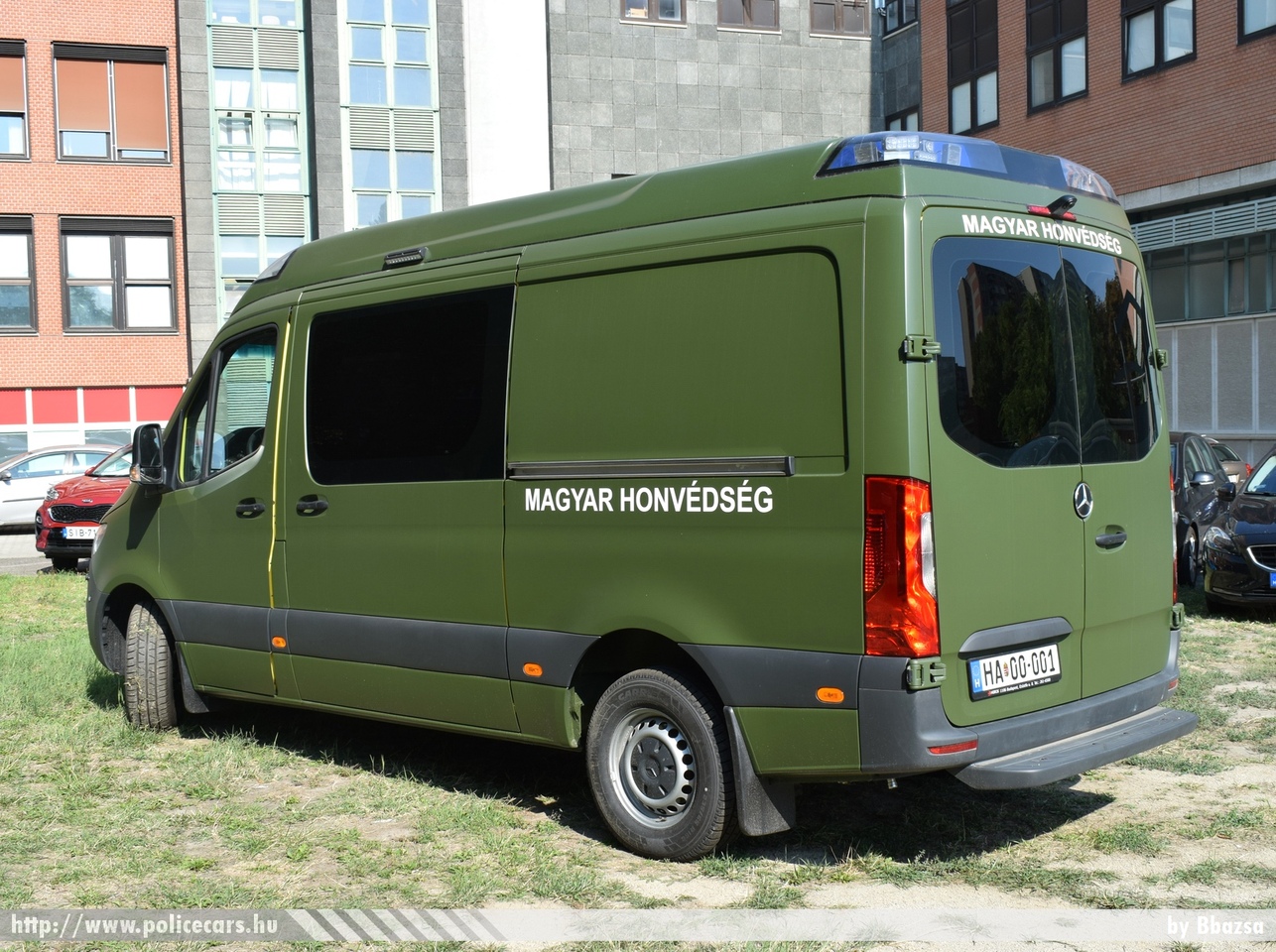 Mercedes Sprinter III, fotó: Bbazsa
Keywords: katonai honvédségi honvédség magyar mentő mentőautó military ambulance hungary hungarian HA00-001