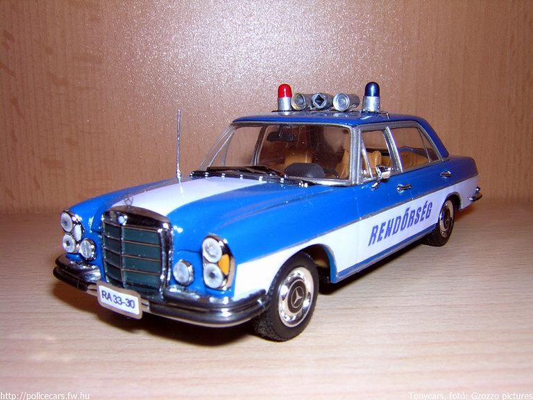 Mercedes, modell: Tonycars, fotó: Gzozzo pictures
Keywords: modell modellautó rendőr rendőrség rendőrautó