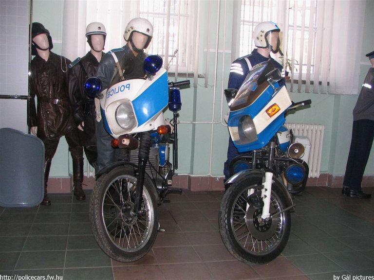 MZ ETZ 251, Kawasaki Z400, fotó: Gál András
Keywords: magyar Magyarország rendőr rendőrmotor rendőrség