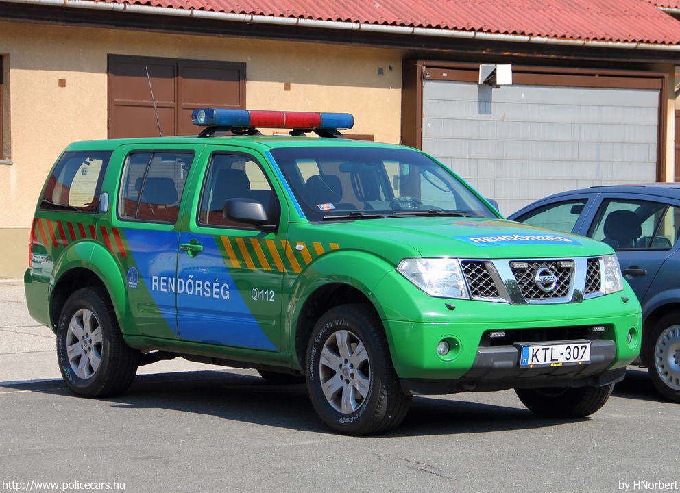 Nissan Pathfinder, fotó: HNorbert
Keywords: rendőr rendőrautó rendőrség magyar Magyarország KTL-307 Hungary hungarian police policecar 