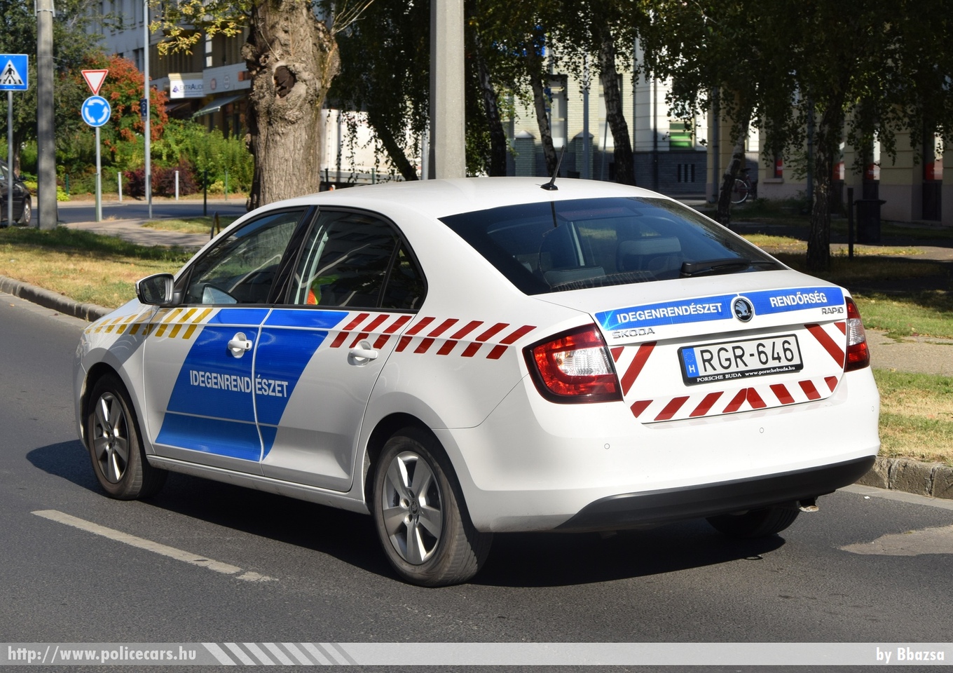 Skoda Rapid, Országos Idegenrendészeti Fõigazgatóság, fotó: Bbazsa
Keywords: magyar Magyarország rendőr rendőrautó rendőrség Hungary hungarian police policecar oif idegenrendészet RGR-646