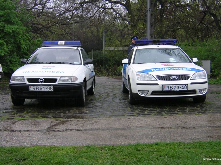 Opel Astra, Ford Mondeo, fotó: Gzozzo pictures
Keywords: rendőrség rendőr rendőrautó magyar Magyarország RB51-96 RB73-40 police policecar hungarian Hungary