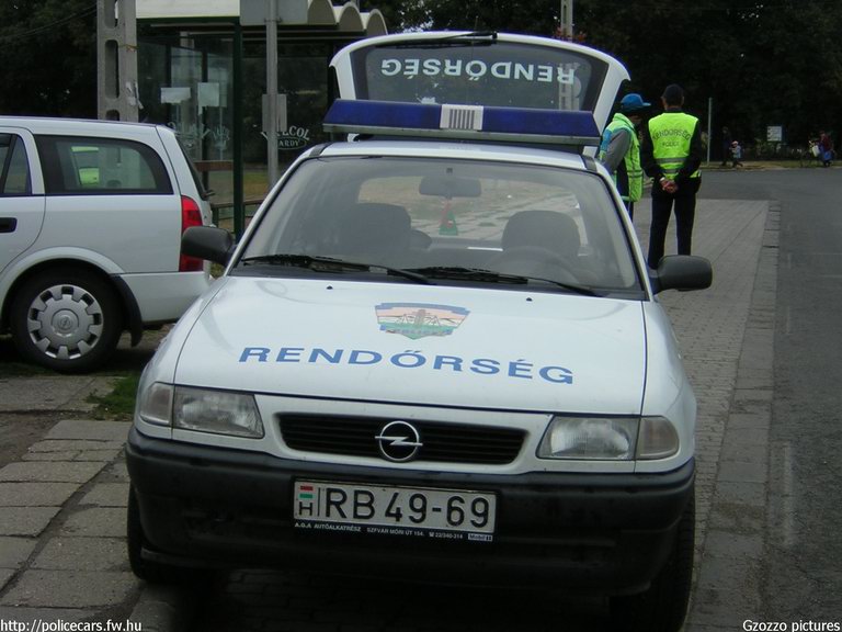 Opel Astra, fotó: Gzozzo pictures
Keywords: rendőrség rendőr rendőrautó magyar Magyarország RB49-69 police policecar hungarian Hungary