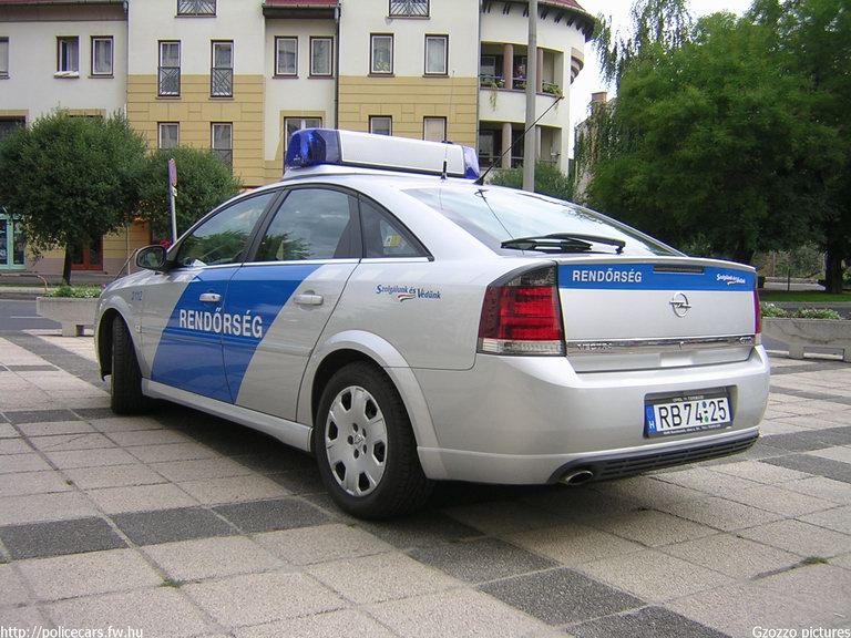 Opel Vectra, fotó: Gzozzo pictures
Keywords: rendőrség rendőr rendőrautó magyar Magyarország RB74-25 police policecar hungarian Hungary