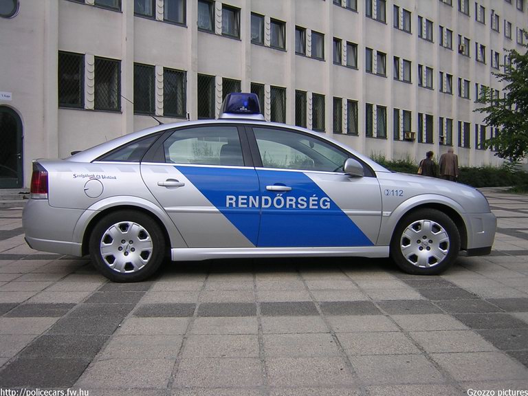 Opel Vectra, fotó: Gzozzo pictures
Keywords: rendőrség rendőr rendőrautó magyar Magyarország RB74-25 police policecar hungarian Hungary