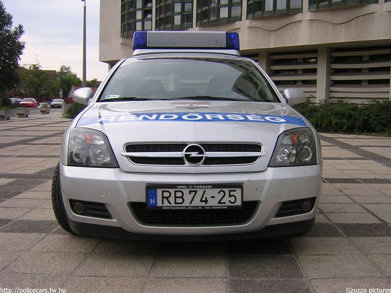 Opel Vectra, fotó: Gzozzo pictures
Keywords: rendőrség rendőr rendőrautó magyar Magyarország RB74-25 police policecar hungarian Hungary