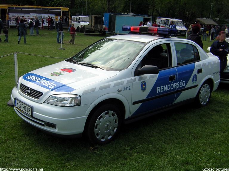 Opel Astra, fotó: Gzozzo pictures
Keywords: rendőrség rendőr rendőrautó magyar Magyarország KBT-018 police policecar hungarian Hungary