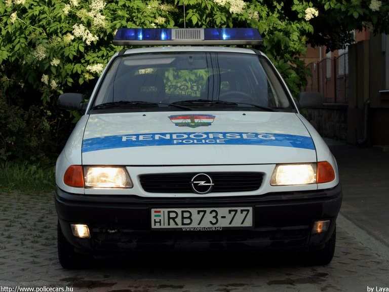 Opel Astra, fotó: Laya
Keywords: rendőrség rendőr rendőrautó magyar Magyarország RB73-77 police policecar hungarian Hungary