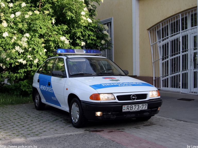Opel Astra, fotó: Laya
Keywords: rendőrség rendőr rendőrautó magyar Magyarország RB73-77 police policecar hungarian Hungary