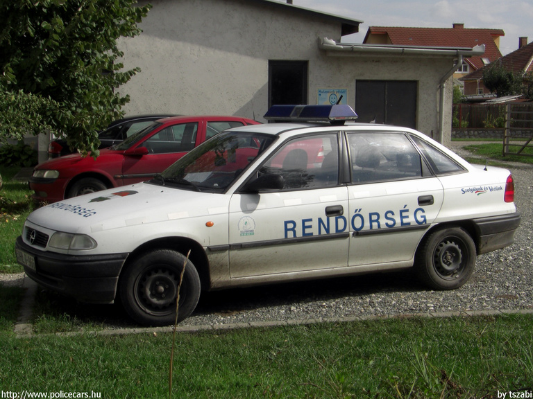 Opel Astra, fotó: tszabi
Keywords: rendőr rendőrség rendőrautó magyar Magyarország HLG-966 police policecar hungarian Hungary