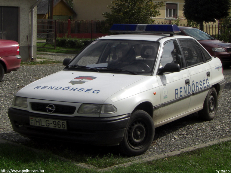 Opel Astra, fotó: tszabi
Keywords: rendőr rendőrség rendőrautó magyar Magyarország HLG-966 police policecar hungarian Hungary
