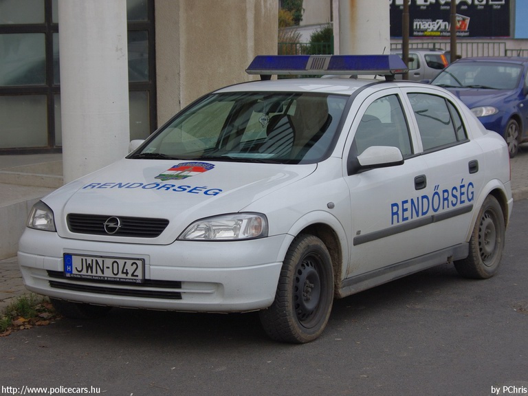 Opel Astra G, fotó: PChris
Keywords: rendőr rendőrség rendőrautó magyar Magyarország JWN-042 police policecar hungarian Hungary