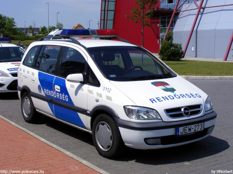 Opel Zafira, fotó: HNorbert
Keywords: rendőr rendőrautó rendőrség magyar Magyarország JEW-273 police policecar hungarian Hungary