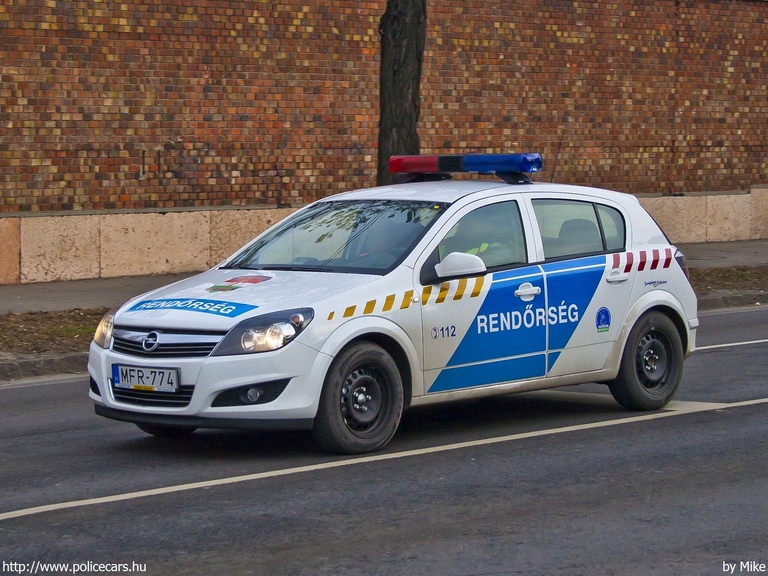 Opel Astra H, fotó: Mike
Keywords: rendőr rendőrautó rendőrség magyar Magyarország MFR-774 police policecar hungarian Hungary