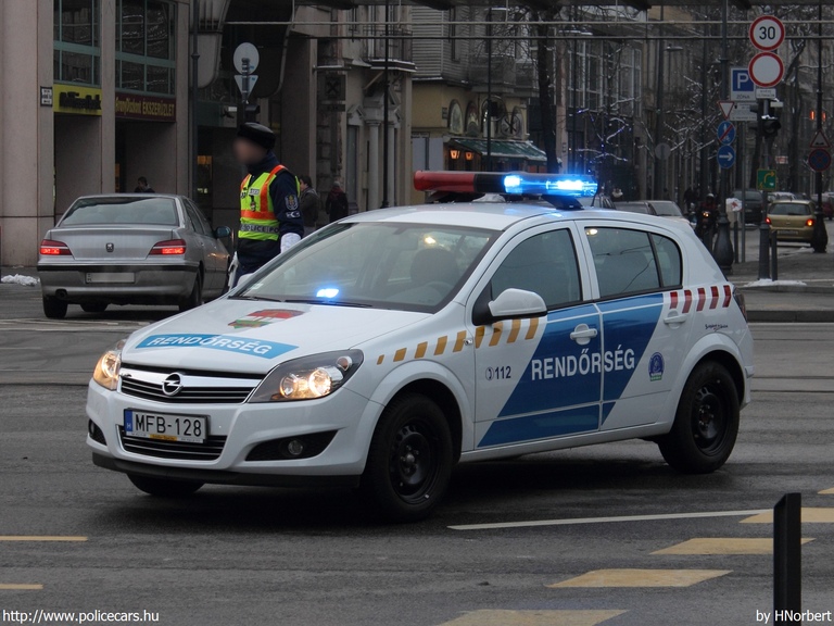 Opel Astra H, fotó: HNorbert
Keywords: rendőrautó rendőrség rendőr magyar Magyarország MFB-128 police policecar hungarian Hungary