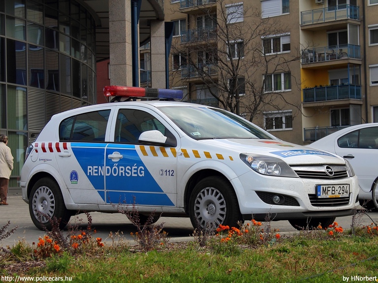 Opel Astra H, fotó: HNorbert
Keywords: rendőrautó rendőrség rendőr magyar Magyarország MFB-294 police policecar hungarian Hungary
