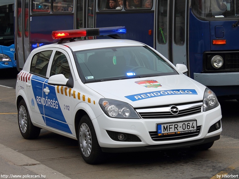 Opel Astra H, fotó: HNorbert
Keywords: rendőrautó rendőrség rendőr magyar Magyarország MFR-064 police policecar hungarian Hungary
