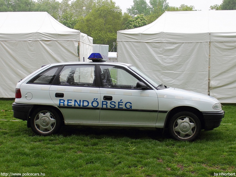 Opel Astra F, fotó: HNorbert
Keywords: rendőr rendőrautó rendőrség magyar Magyarország RB49-65 police policecar hungarian Hungary